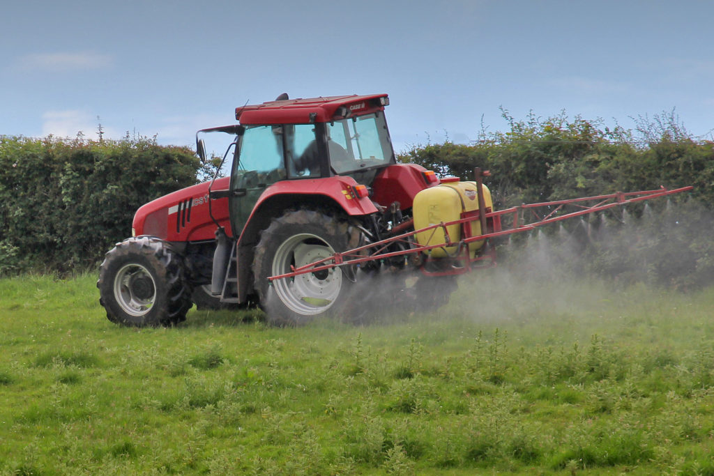 tractor-spraying-fertiliser 